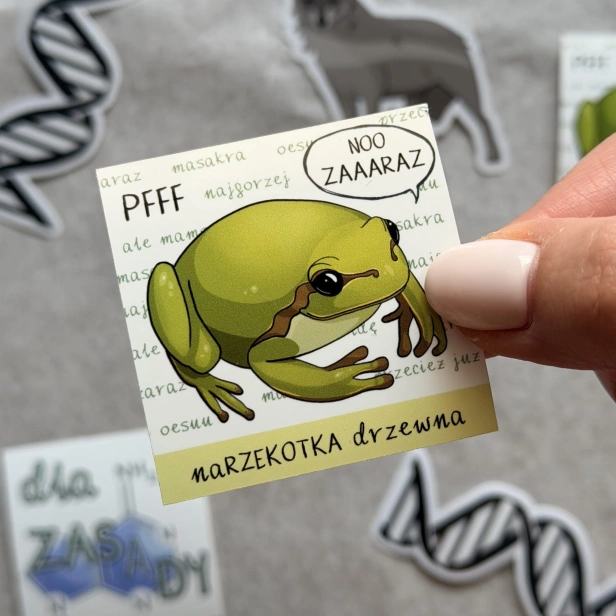 Naklejka z biologicznym sucharem przedstawiającym narzekającą rzekotkę drzewną.