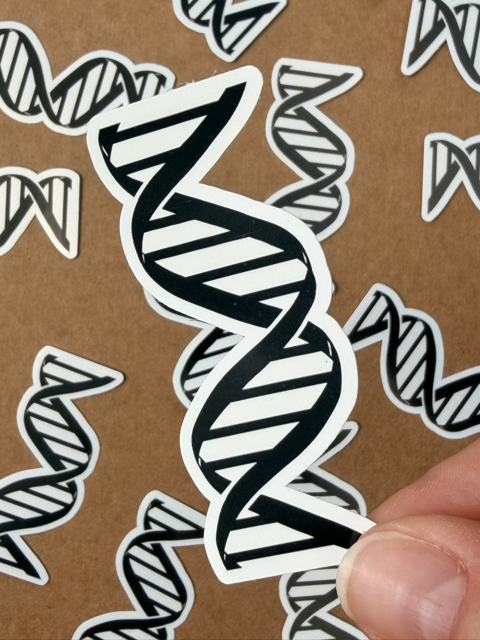 Stylowa, czarno-biała naklejka z motywem podwójnej helisy DNA trzymana w dłoni, na tle innych naukowych grafik.